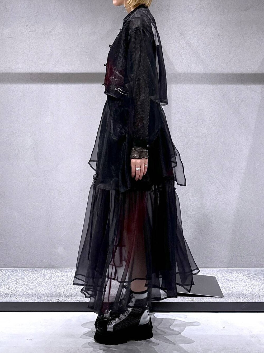 シルバー系のサンダル、ブラック系のTシャツ/カットソー、パープル系のシャツ/ブラウスを着用したレディースの春コーディネートの2枚目の写真