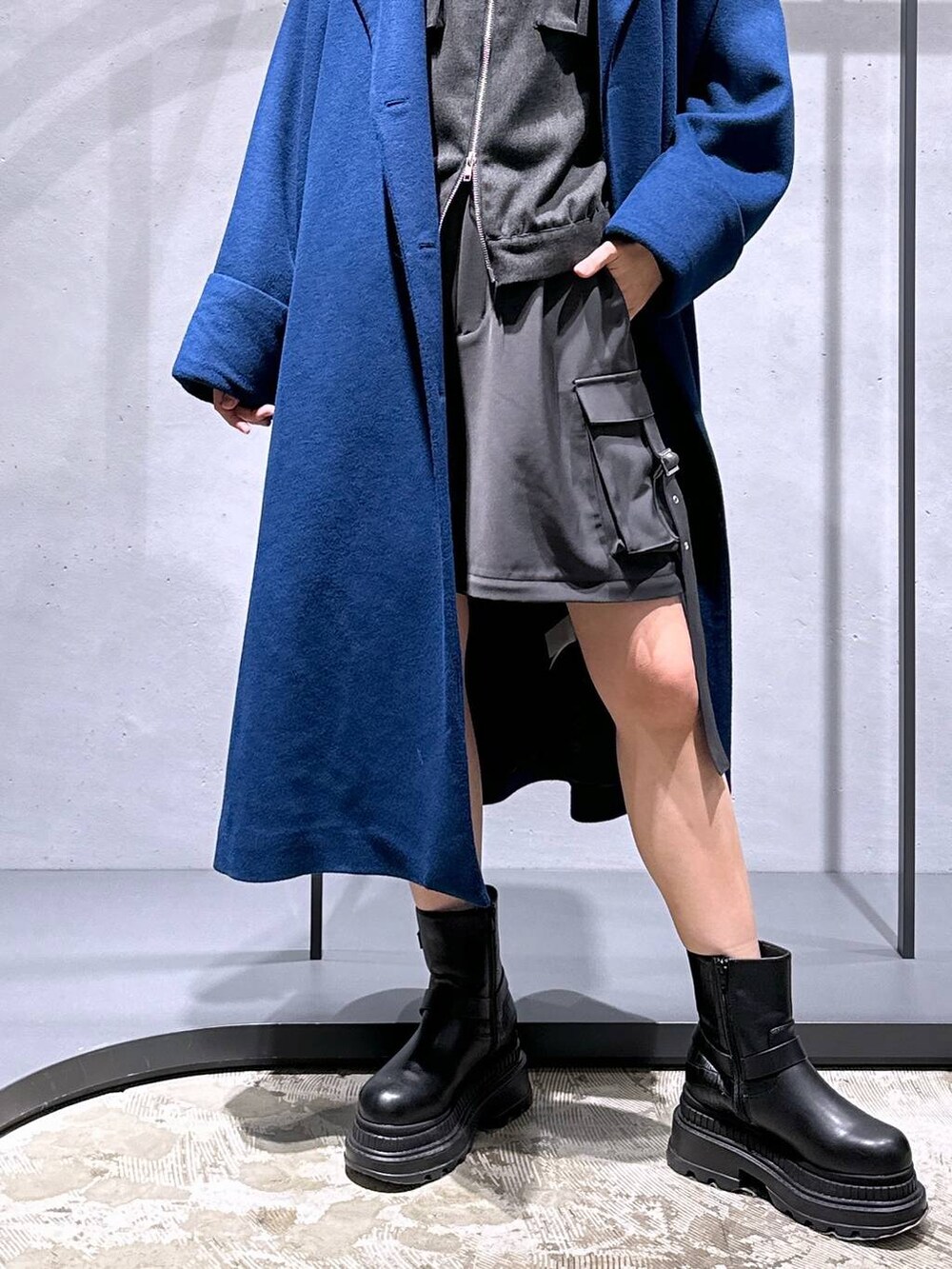 「高身長、メンズライク、女子ウケ、休日コーデ、秋コーデ、冬コーデ、骨格ウェーブ、個性派、モード、きれいめ、HARE、コート、ロングコート、ブーツ、アウター」｜「HAREの2WAYメタルカーゴパンツ(HARE)（カーゴパンツ、グレー系）」を使った、ココロさん（レディース・169cm）の冬コーディネートの9枚目の写真