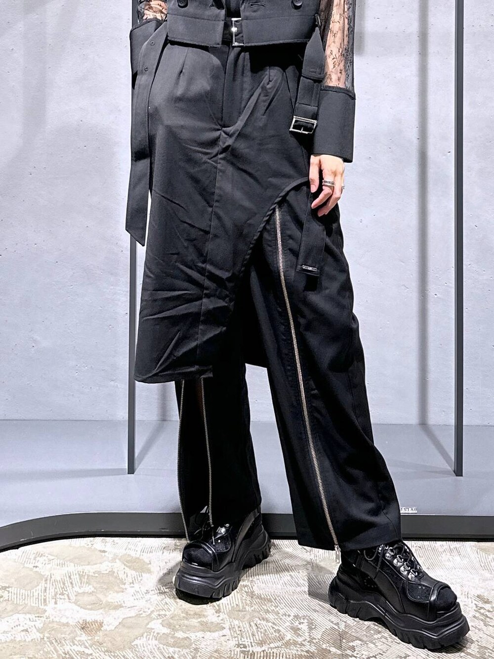 ブラック系のサンダル、ブラック系のタンクトップ、ブラック系のその他パンツを着用したレディースの夏コーディネートの6枚目の写真