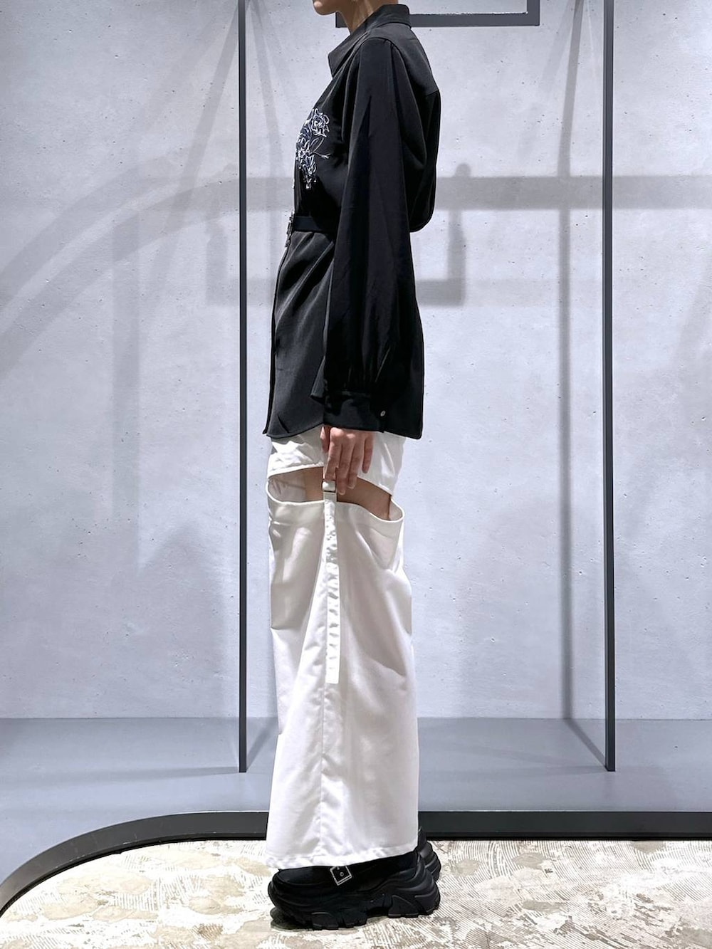 ブラック系のシャツ/ブラウス、ホワイト系のその他パンツ、ブラック系のローファーを着用したレディースの夏コーディネートの2枚目の写真