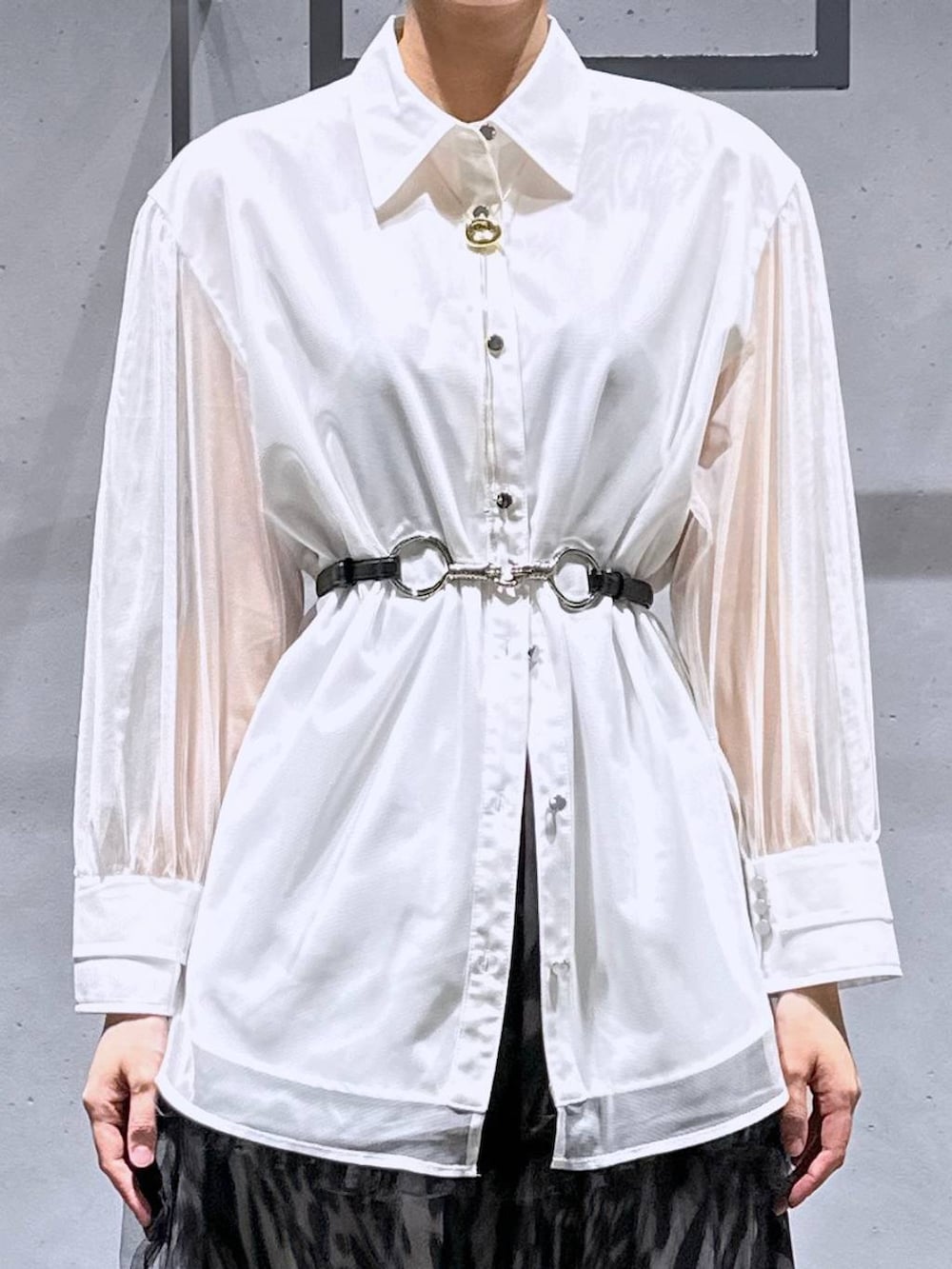 ブラック系のサンダル、その他のスカート、ホワイト系のシャツ/ブラウスを着用したレディースの春コーディネートの7枚目の写真