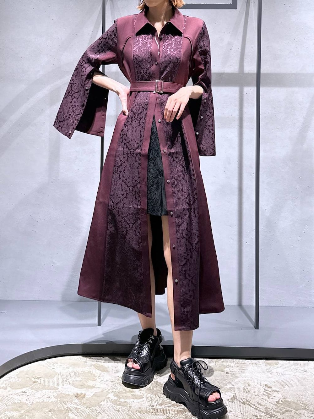 ブラック系のサンダル、レッド系のワンピースを着用したレディースの夏コーディネートの4枚目の写真