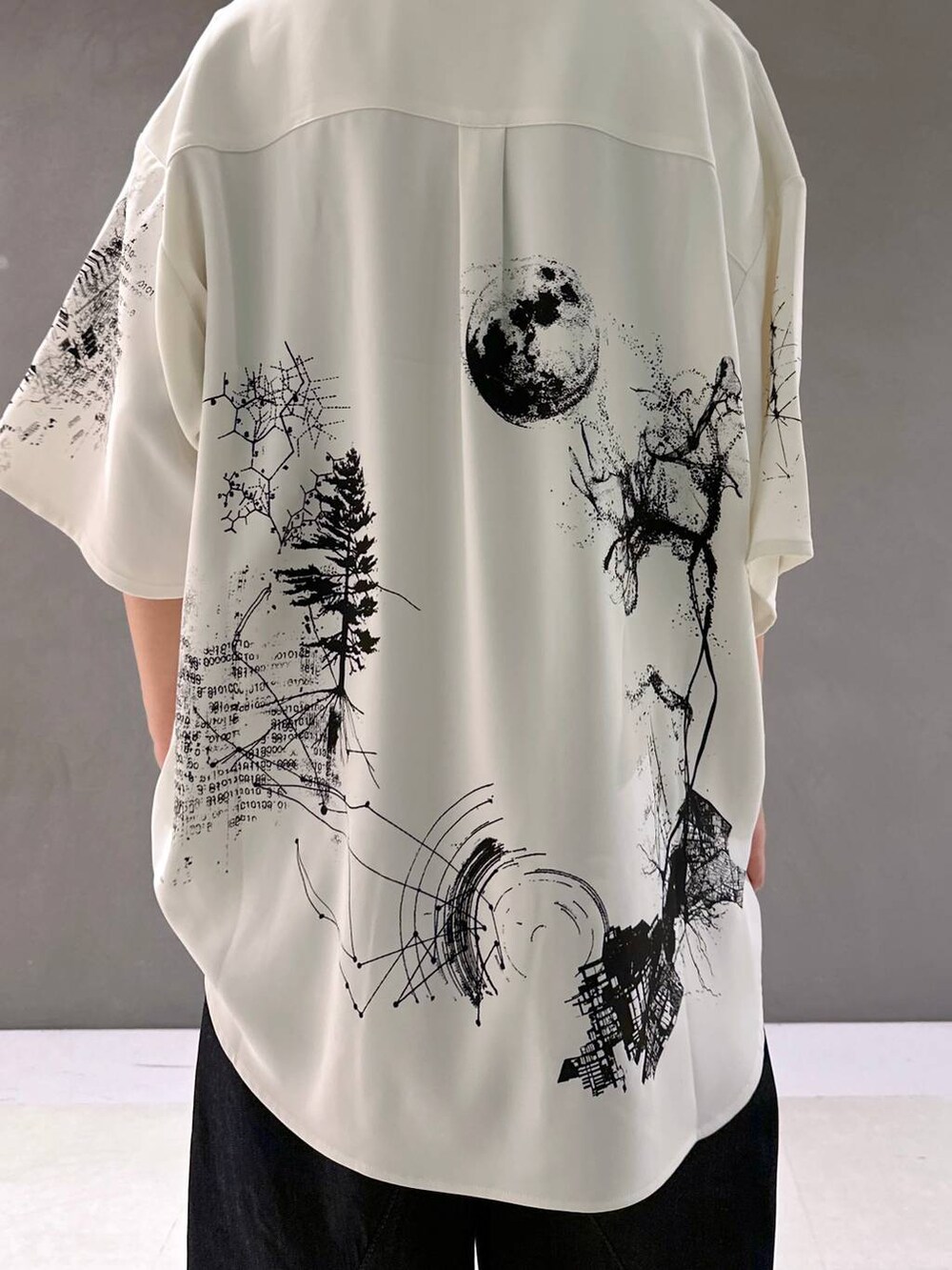 ブラック系のサンダル、ブルー系のデニムパンツ、グレー系のTシャツ/カットソーを着用したレディースの春コーディネートの5枚目の写真