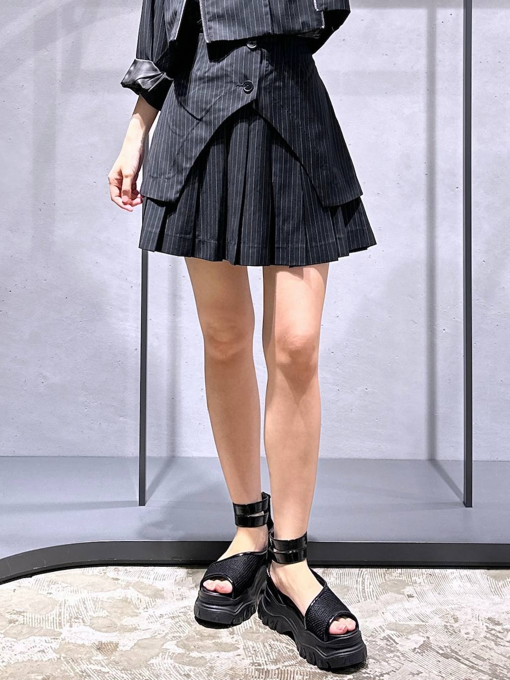 その他のテーラードジャケット、ブラック系のTシャツ/カットソー、ブラック系のサンダルを着用したレディースの夏コーディネートの6枚目の写真