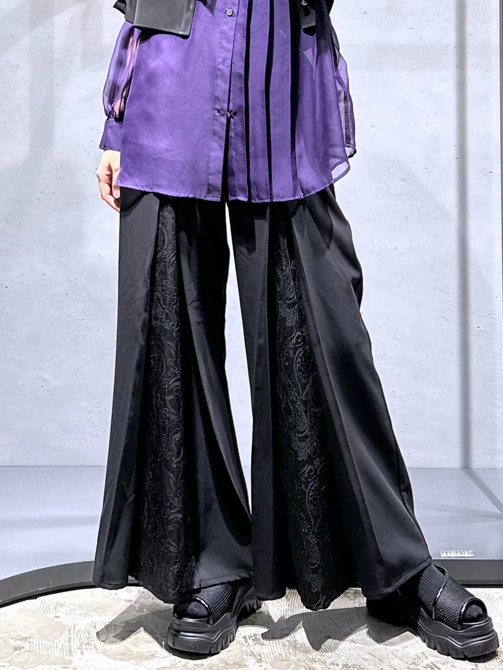 パープル系のシャツ/ブラウス、ブラック系のシャツ/ブラウス、ブラック系のサンダルを着用したレディースの夏コーディネートの7枚目の写真