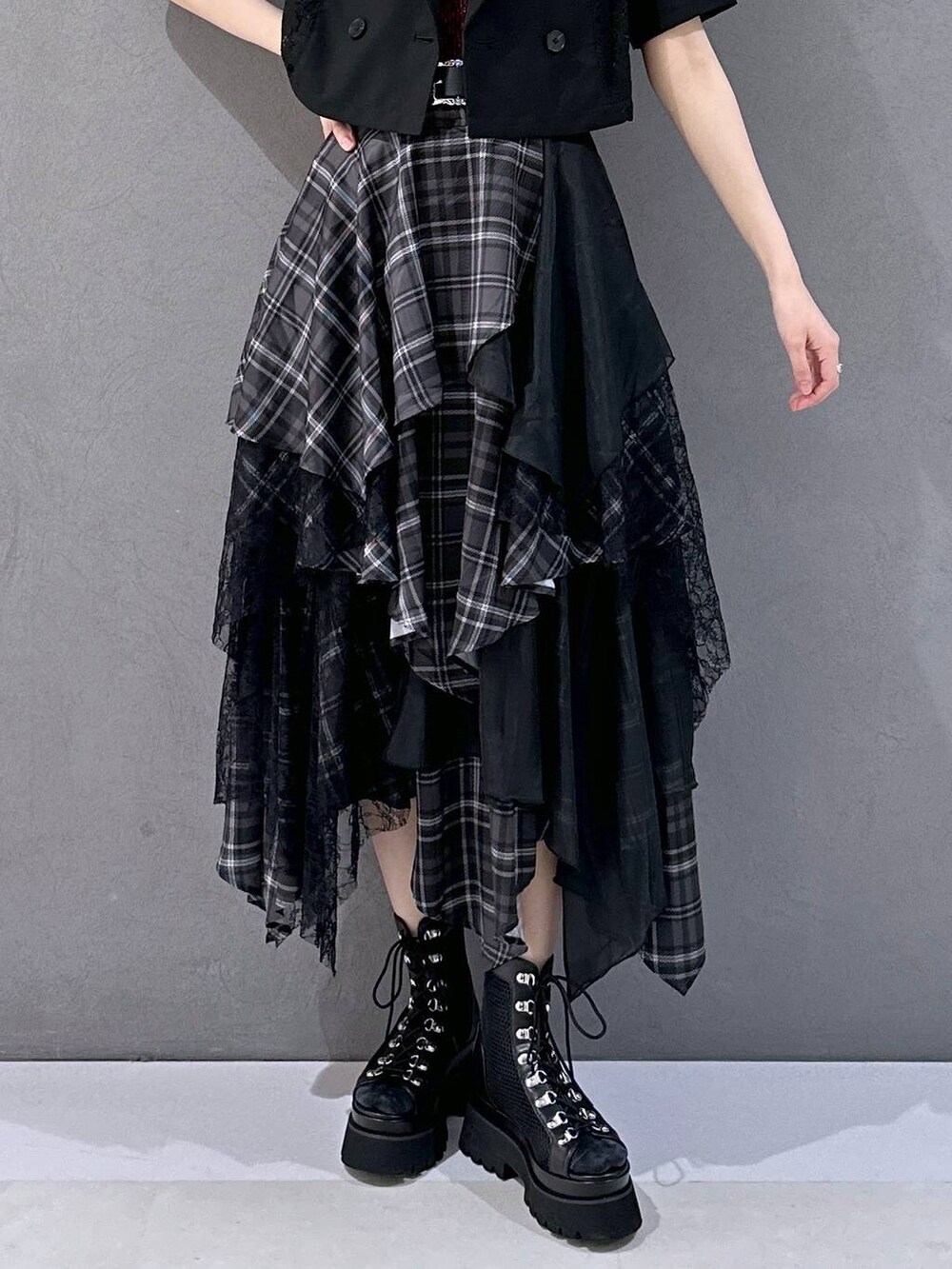 ブラック系のサンダル、ブラック系のテーラードジャケット、ブラック系のスカートを着用したレディースの春コーディネートの7枚目の写真