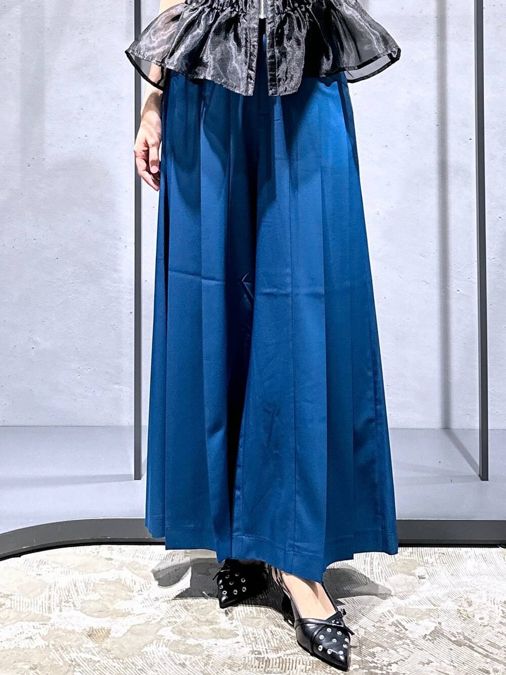 ブラック系のTシャツ/カットソー、ブラック系のベスト、ブラック系のパンプスを着用したレディースの夏コーディネートの6枚目の写真