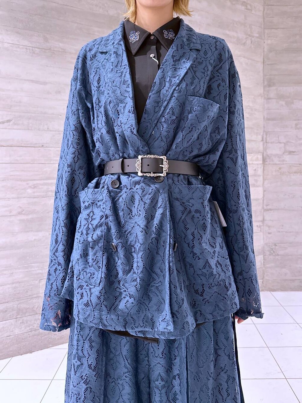 ブルー系のテーラードジャケット、ブラック系のシャツ/ブラウス、ブラック系のサンダルを着用したレディースの春コーディネートの5枚目の写真