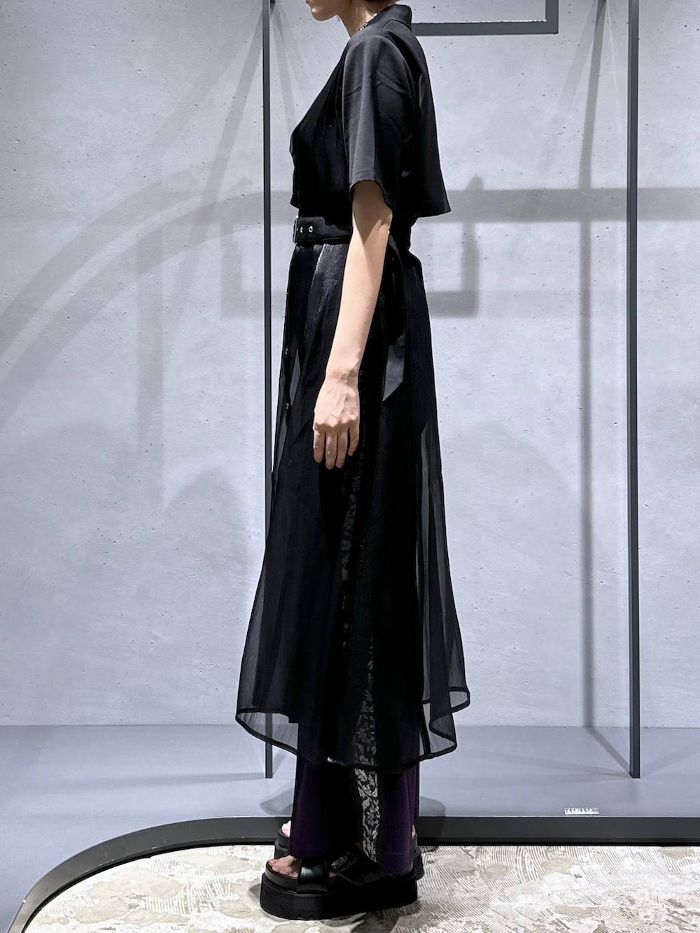 ブラック系のサンダル、その他のタンクトップ、パープル系のその他パンツを着用したレディースの夏コーディネートの3枚目の写真