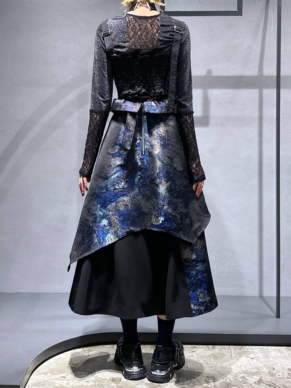 ブラック系のスニーカー、ブラック系のその他トップス、ブラック系のTシャツ/カットソーを着用したレディースの冬コーディネートの3枚目の写真