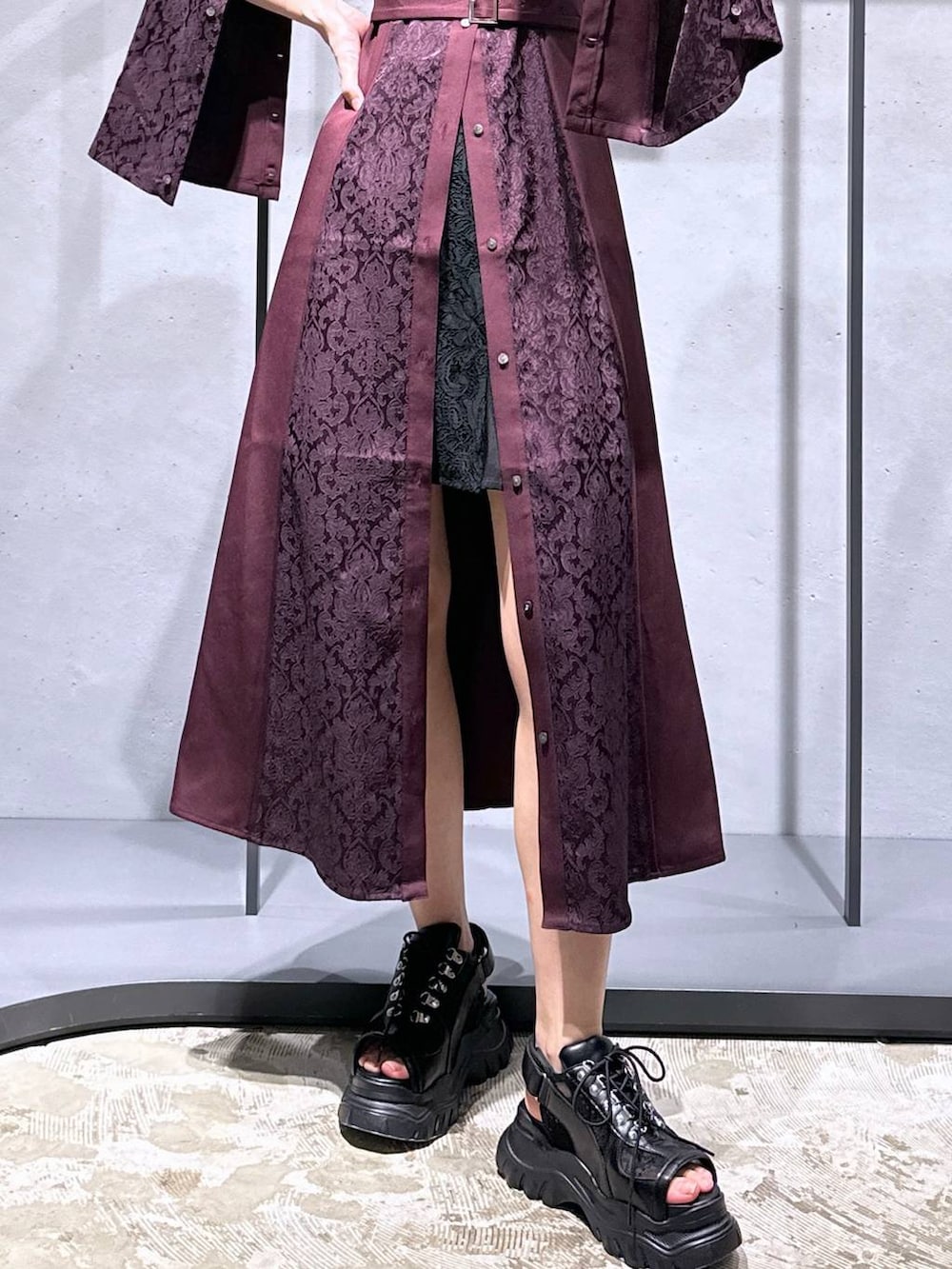 ブラック系のサンダル、レッド系のワンピースを着用したレディースの夏コーディネートの6枚目の写真