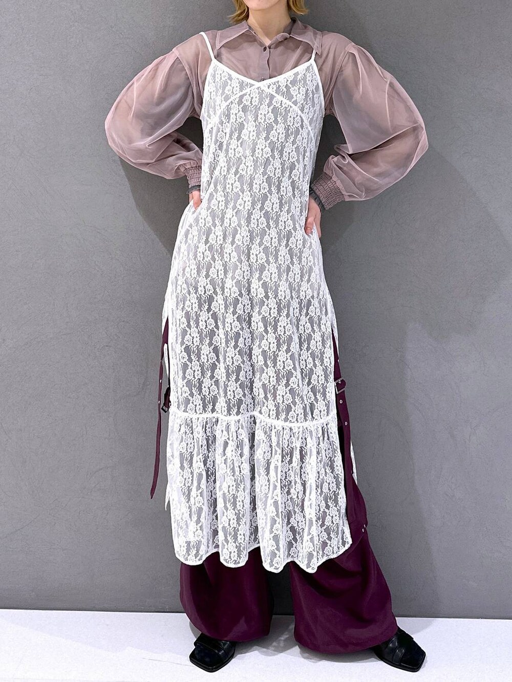 ブラック系のサンダル、ホワイト系のワンピース、ピンク系のシャツ/ブラウスを着用したレディースの春コーディネートの4枚目の写真