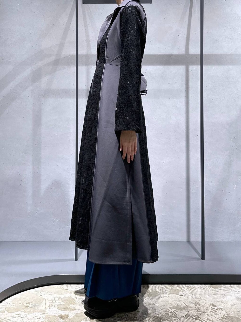 ブラック系のワンピース、ブルー系のその他パンツ、ブラック系のブーツを着用したレディースの夏コーディネートの2枚目の写真