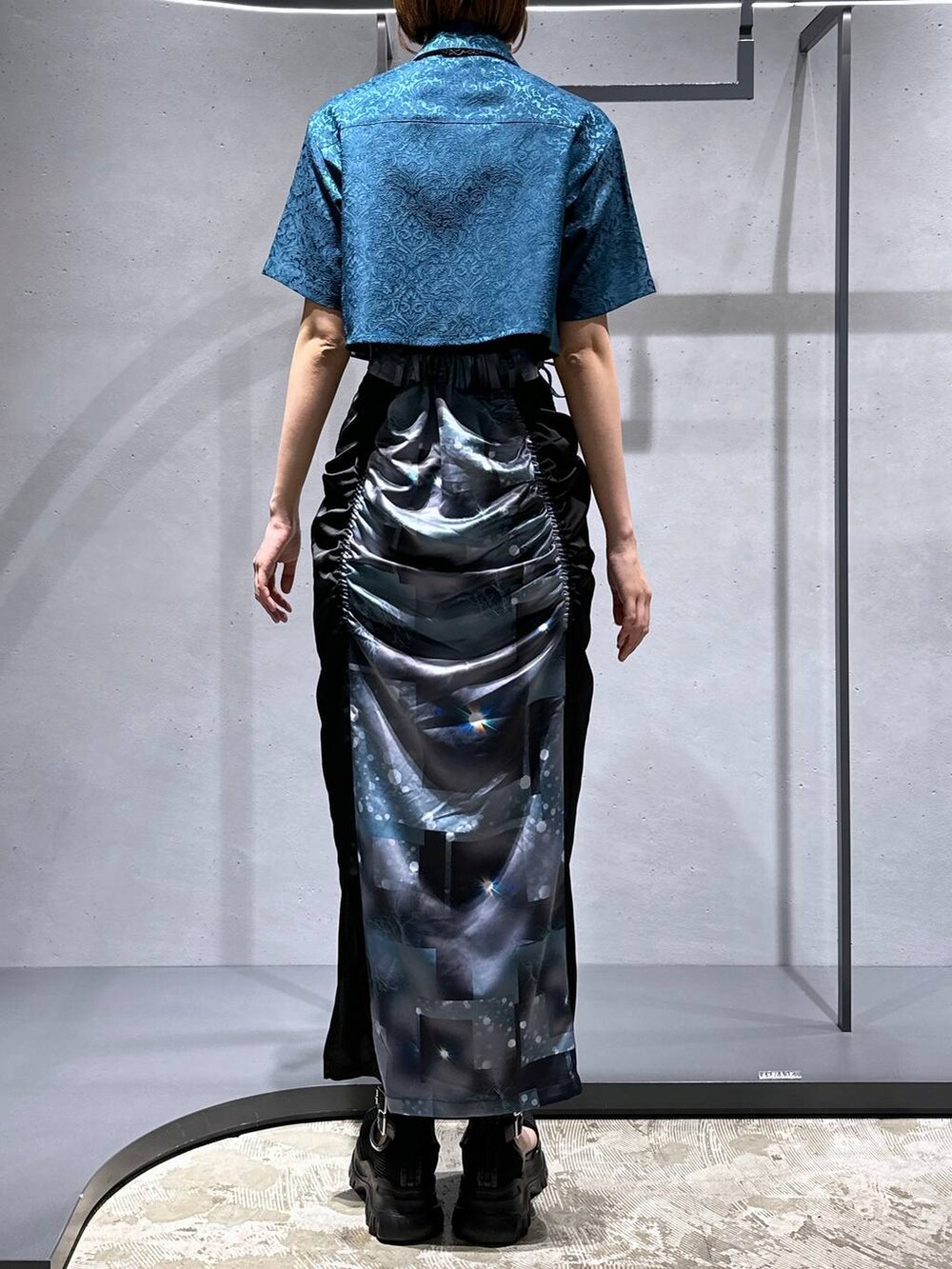 グリーン系のシャツ/ブラウス、ブラック系のサンダル、ブラック系のスカートを着用したレディースの夏コーディネートの5枚目の写真