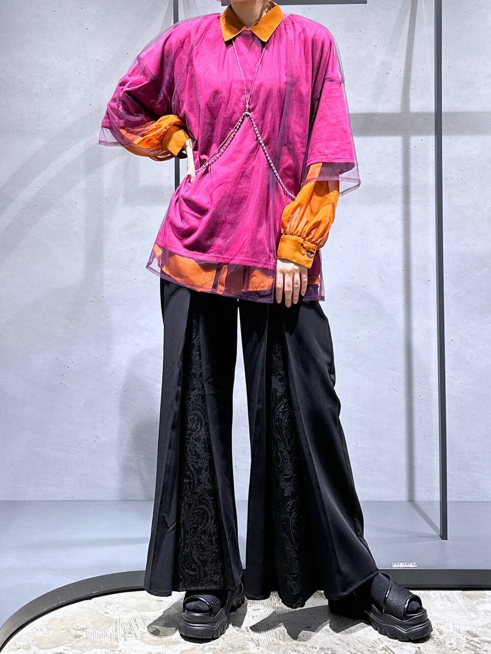 オレンジ系のシャツ/ブラウス、ピンク系のTシャツ/カットソー、ブラック系のサンダルを着用したレディースの夏コーディネートの5枚目の写真