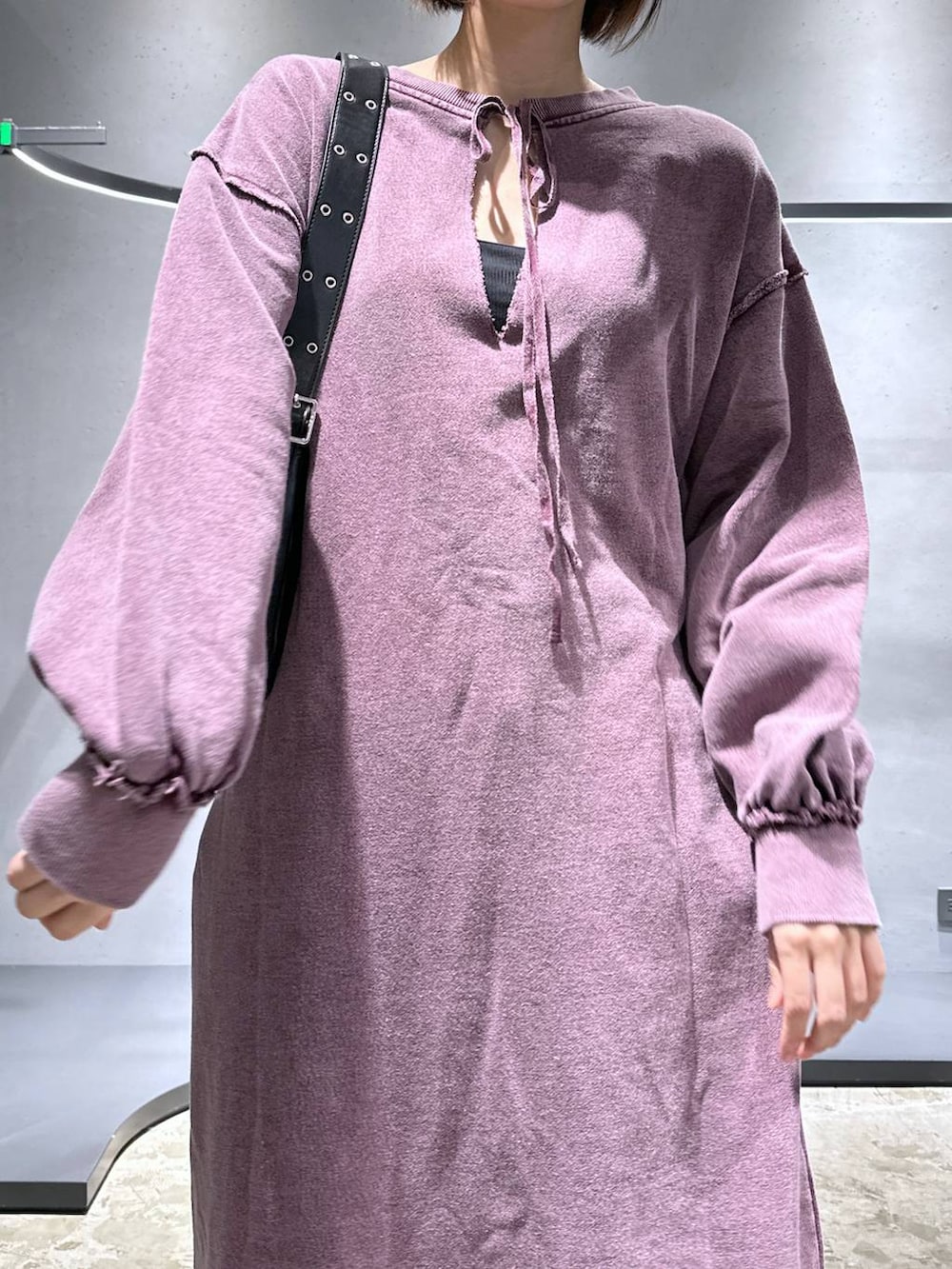 ブラック系のローファー、ブルー系のカーゴパンツ、ブラック系のショルダーバッグを着用したレディースの秋コーディネートの5枚目の写真