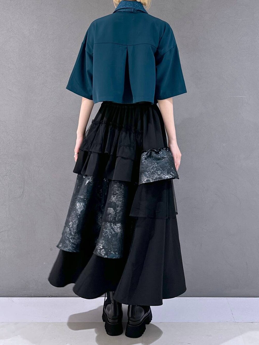 ブラック系のサンダル、グリーン系のシャツ/ブラウス、グリーン系のスカートを着用したレディースの春コーディネートの3枚目の写真