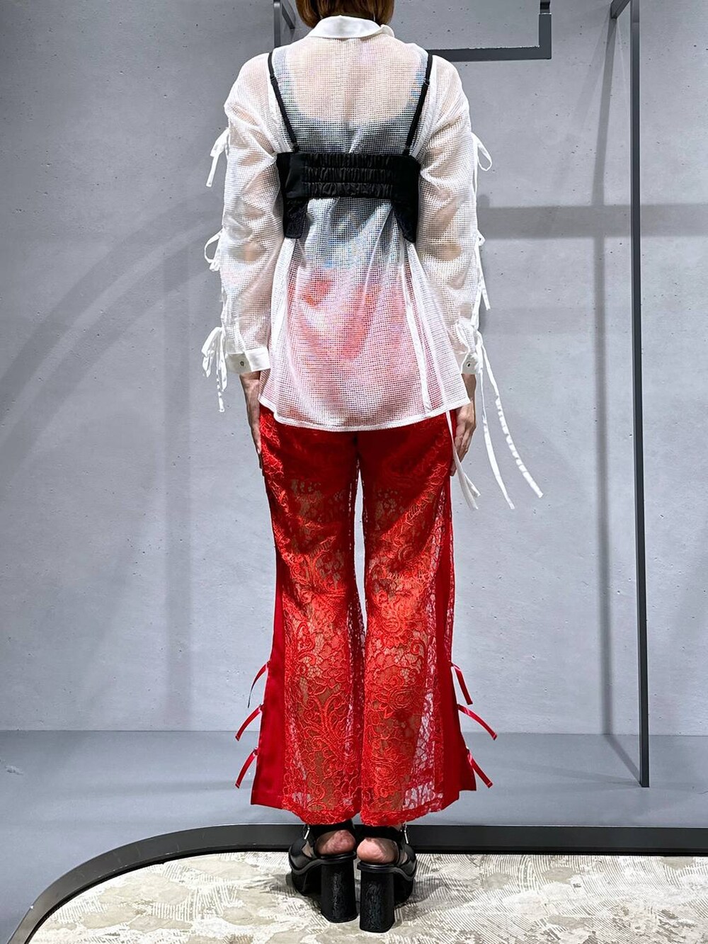 レッド系のその他パンツ、ブラック系のパンプス、ホワイト系のシャツ/ブラウスを着用したレディースの夏コーディネートの3枚目の写真