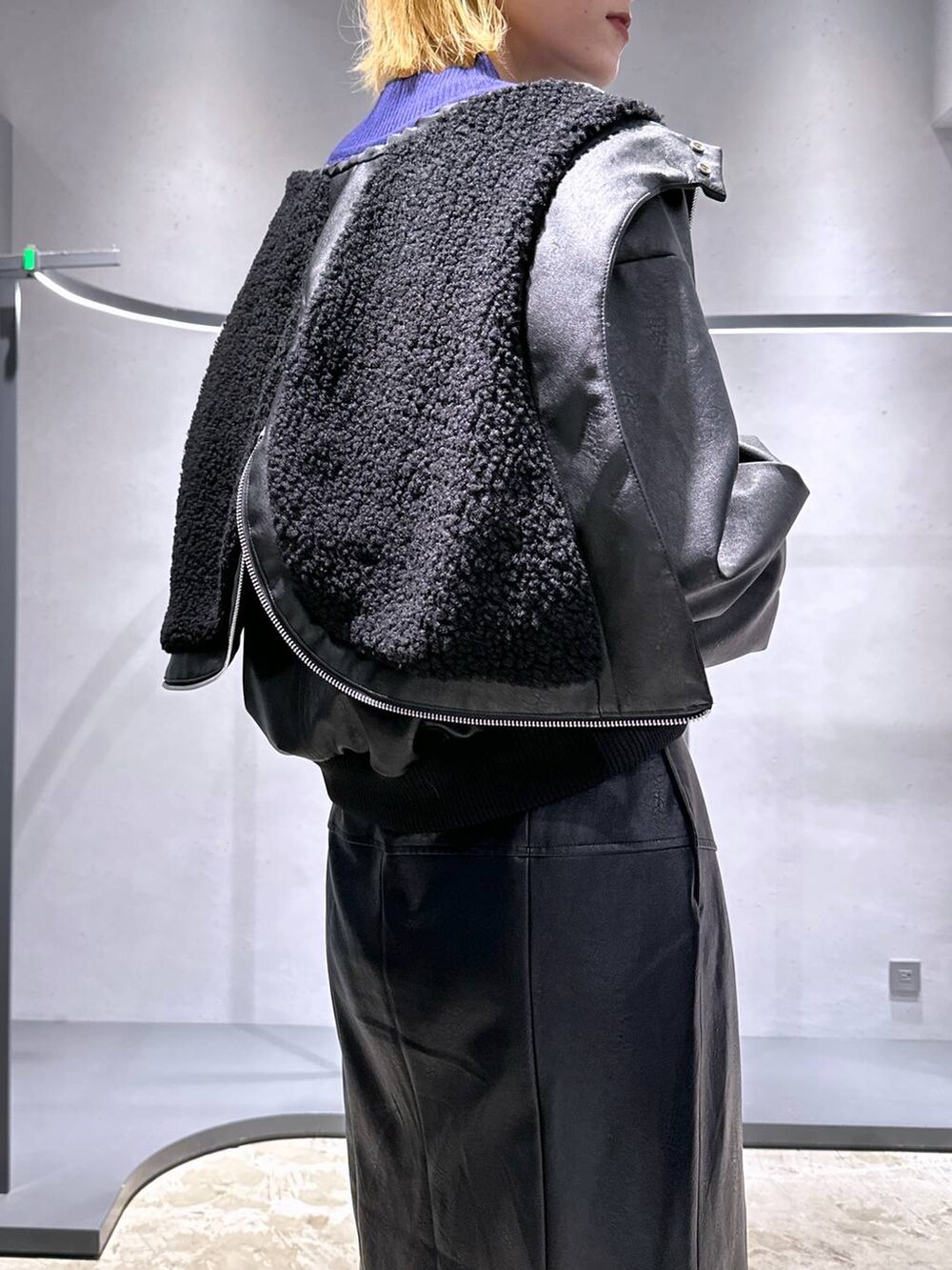 ブラック系のスニーカー、ブラック系のスカート、パープル系のニット/セーターを着用したレディースの冬コーディネートの7枚目の写真