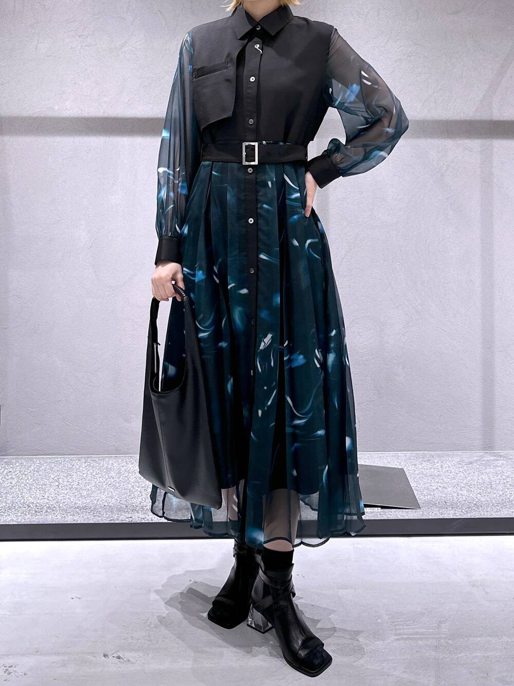 ブラック系のトートバッグ、ブラック系のサンダルを着用したレディースの春コーディネートの4枚目の写真