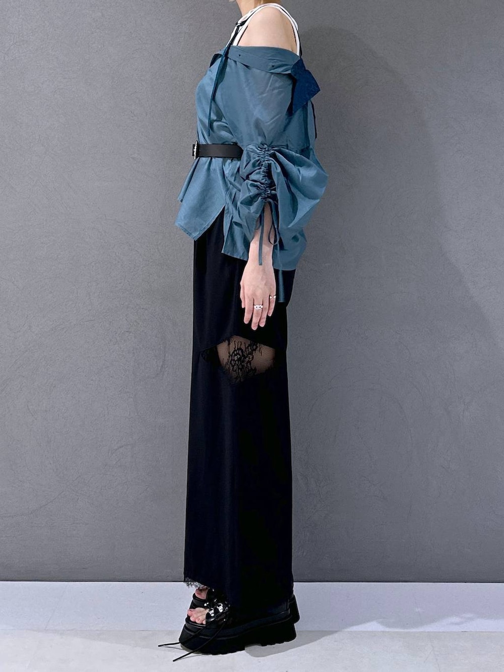 ブラック系のサンダル、ホワイト系のタンクトップ、ブラック系のその他パンツを着用したレディースの夏コーディネートの2枚目の写真