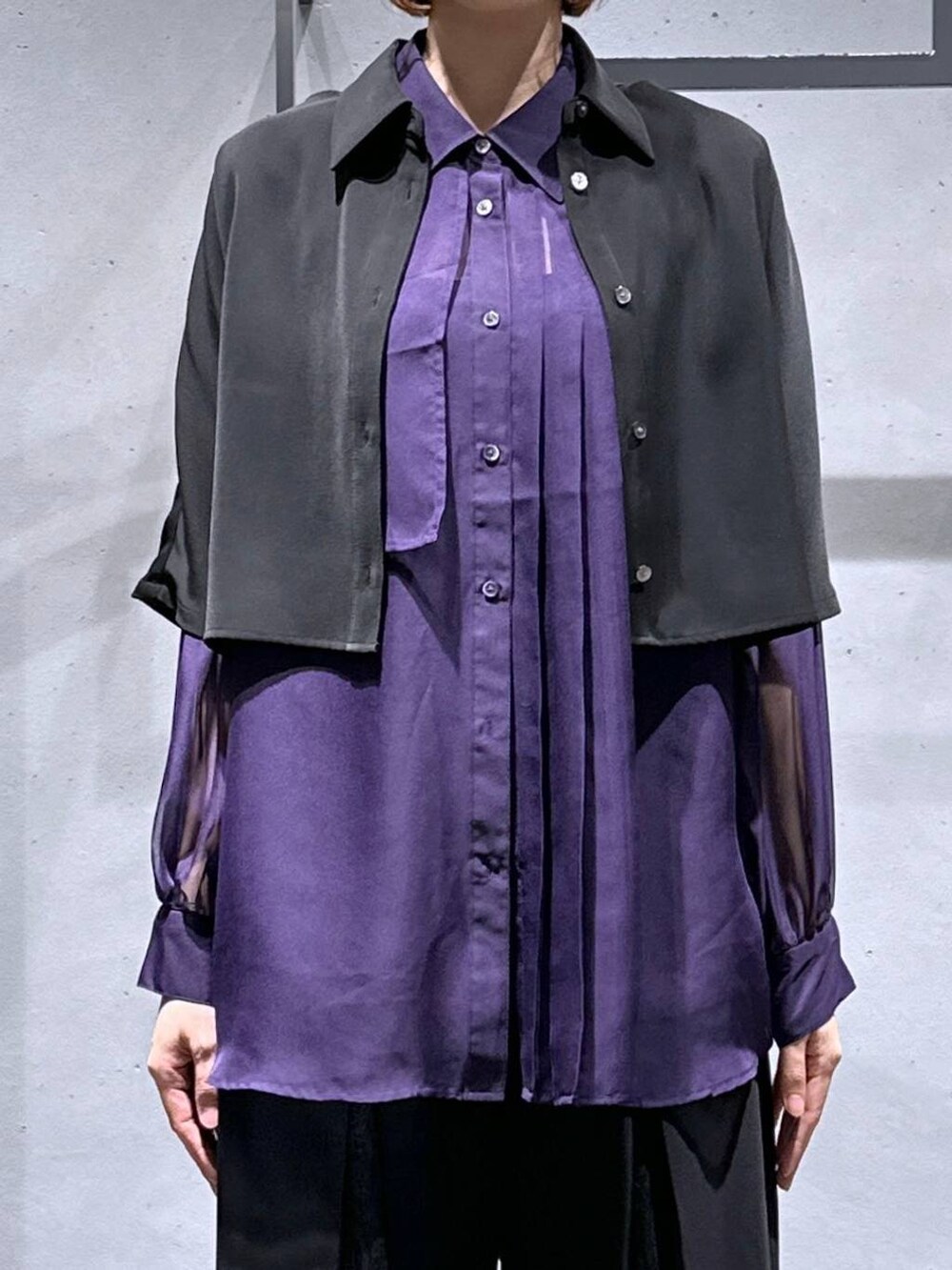 パープル系のシャツ/ブラウス、ブラック系のシャツ/ブラウス、ブラック系のサンダルを着用したレディースの夏コーディネートの6枚目の写真