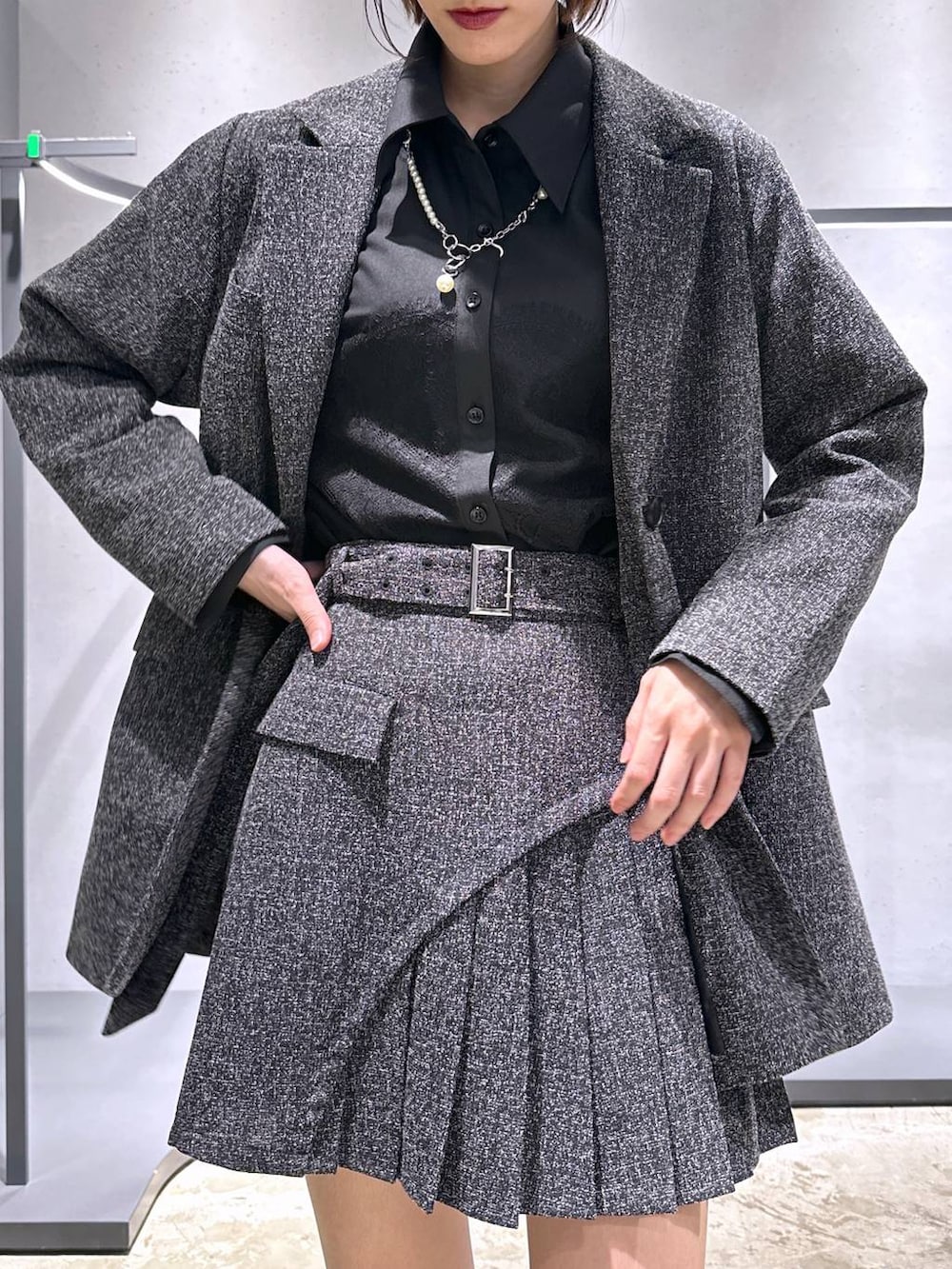 ブラック系のブーツ、ブラック系のシャツ/ブラウス、シルバー系のトートバッグを着用したレディースの秋コーディネートの6枚目の写真