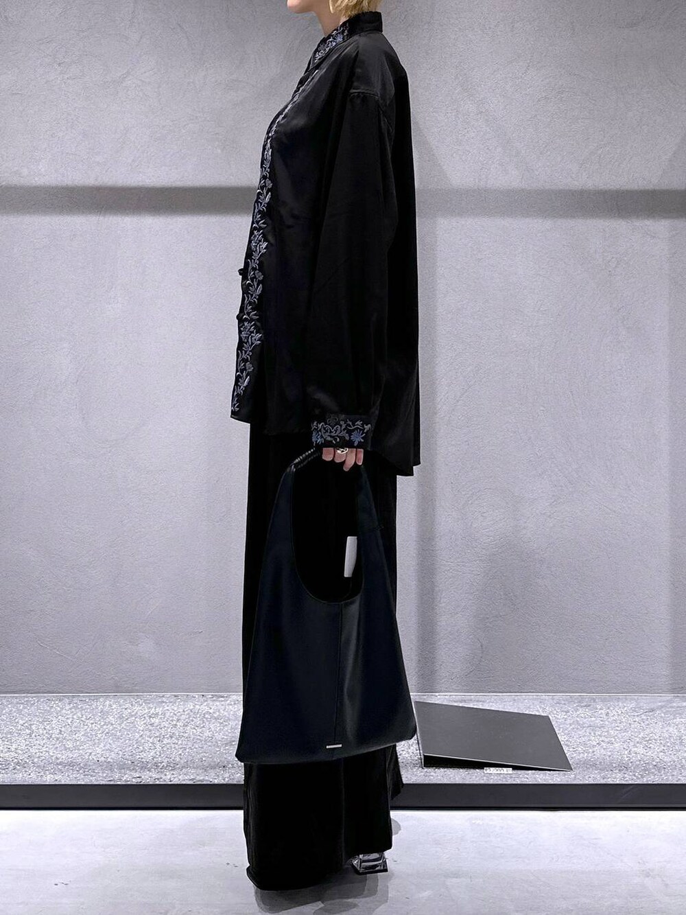 ブラック系のトートバッグ、ブラック系のその他パンツ、ブラック系のサンダルを着用したレディースの春コーディネートの2枚目の写真