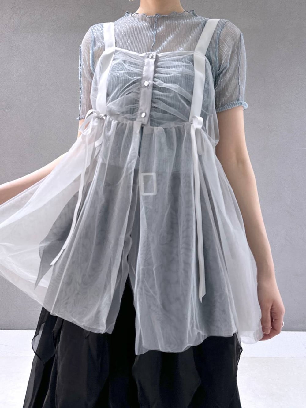 ブラック系のサンダル、ブラック系のスカート、ブルー系のTシャツ/カットソーを着用したレディースの春コーディネートの6枚目の写真