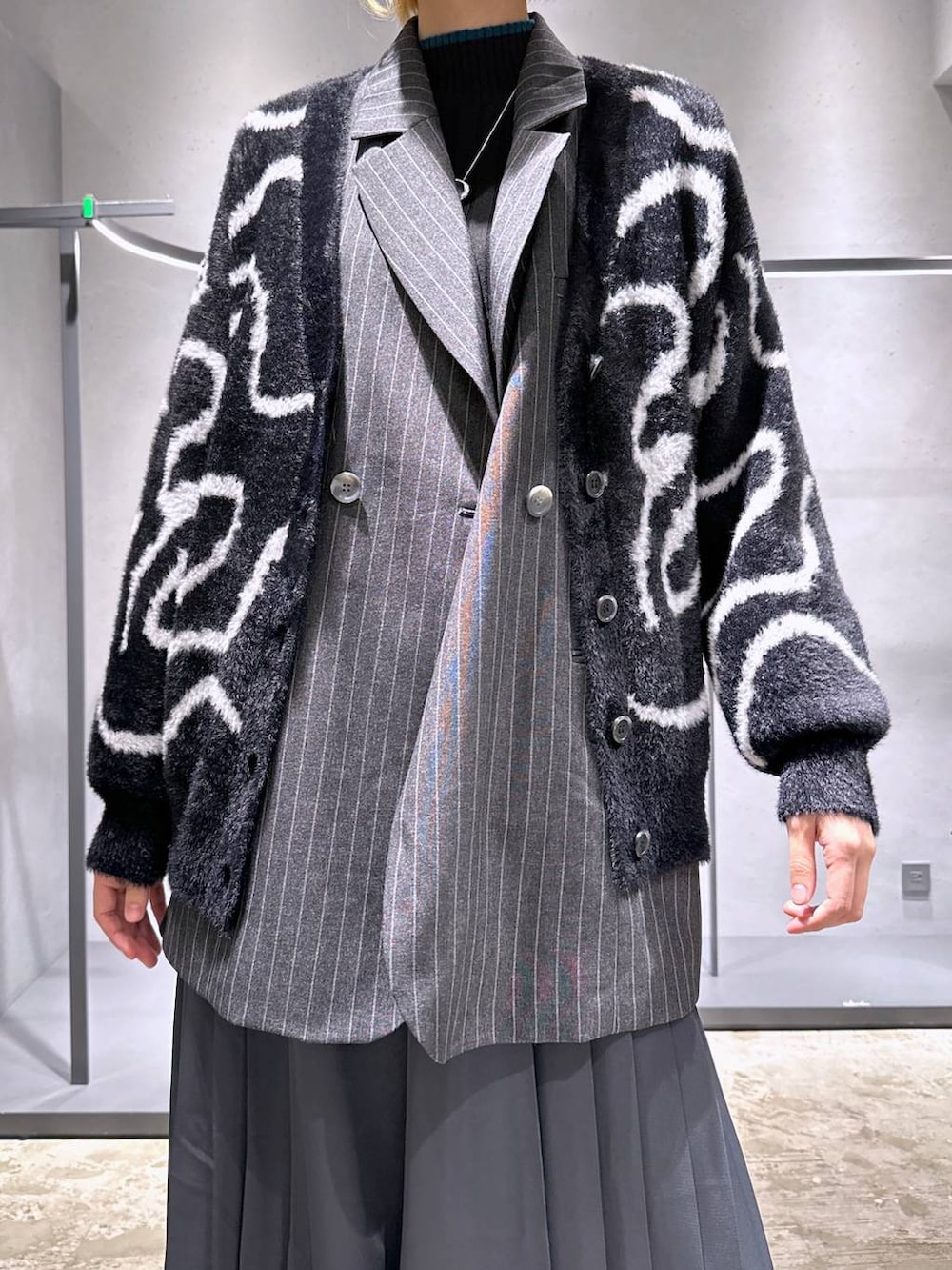 ブラック系のカーディガン/ボレロ、グレー系のその他パンツ、ブラック系のニット/セーターを着用したレディースの秋コーディネートの5枚目の写真