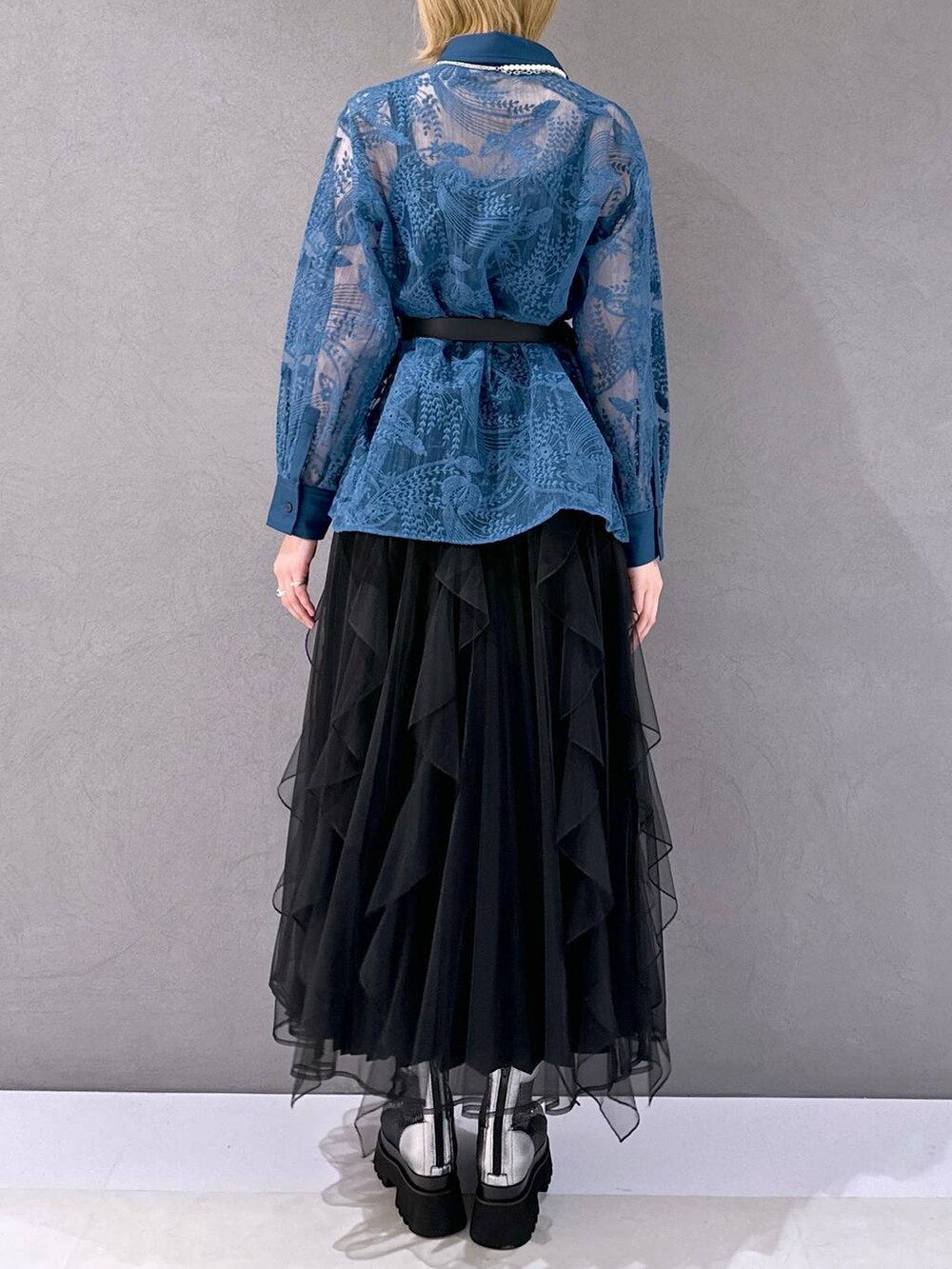 シルバー系のサンダル、ブラック系のスカート、ブルー系のシャツ/ブラウスを着用したレディースの春コーディネートの3枚目の写真