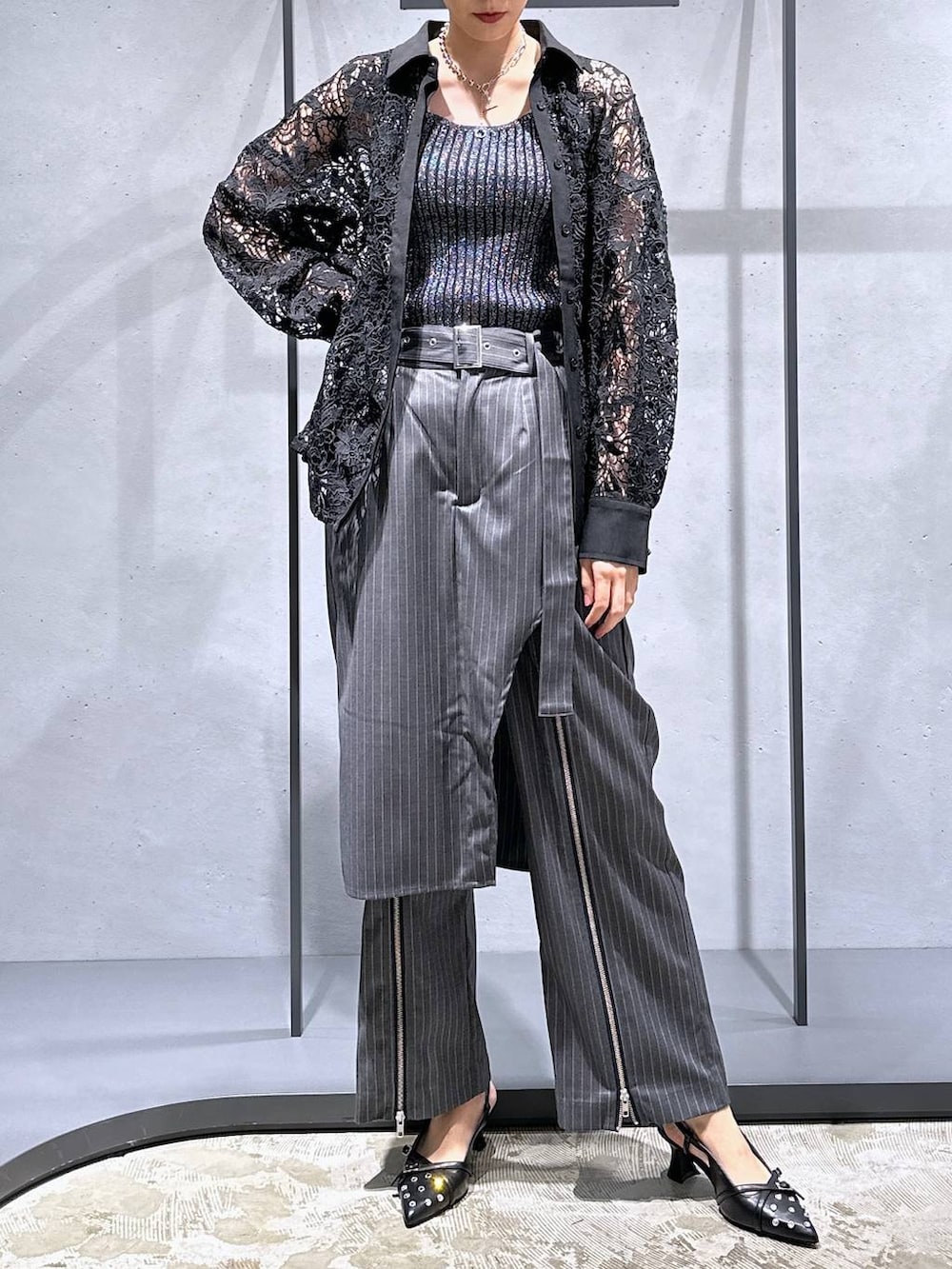 ブラック系のタンクトップ、ブラック系のシャツ/ブラウス、ブラック系のパンプスを着用したレディースの夏コーディネートの4枚目の写真