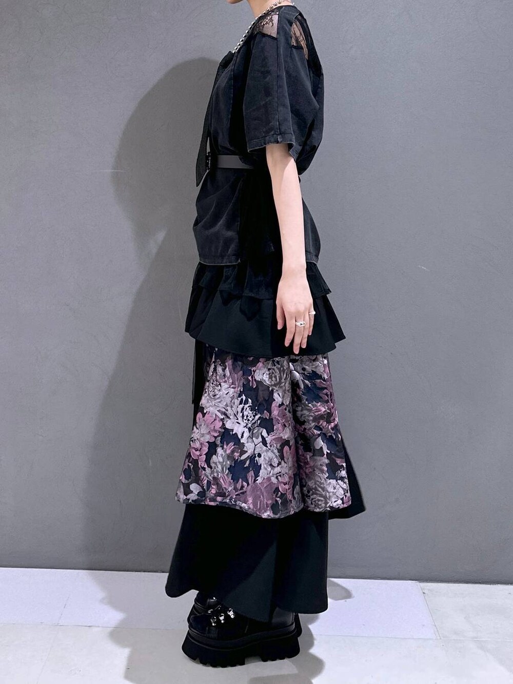 ブラック系のネクタイ、ブラック系のサンダル、ブラック系のTシャツ/カットソーを着用したレディースの春コーディネートの3枚目の写真