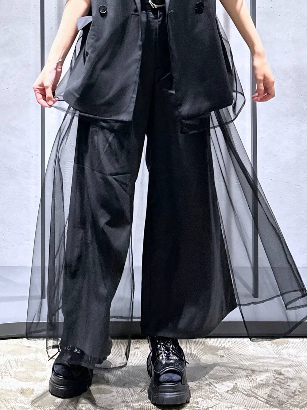 ブルー系のTシャツ/カットソー、ブラック系のサンダル、グレー系のその他パンツを着用したレディースの夏コーディネートの7枚目の写真