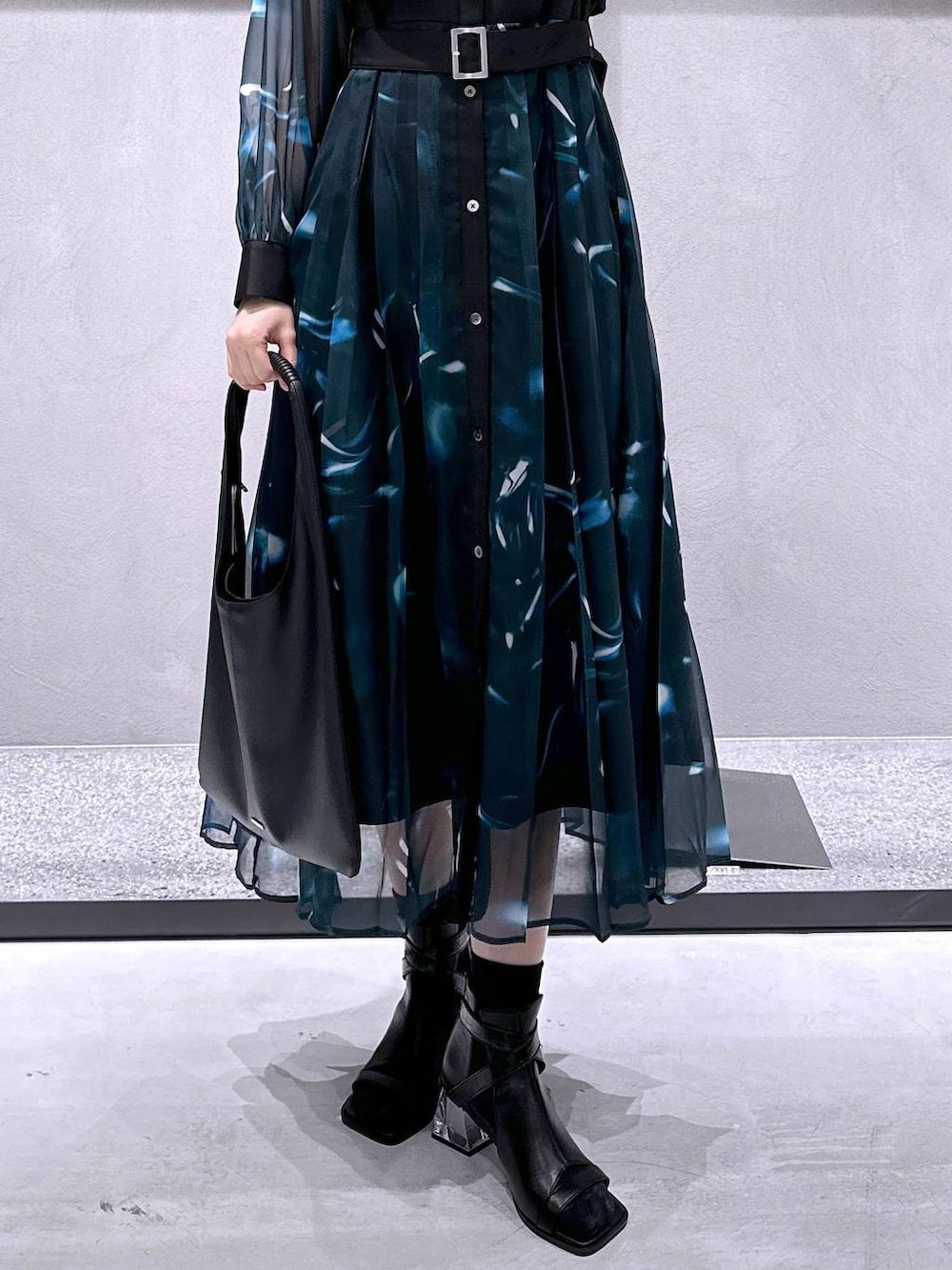 ブラック系のトートバッグ、ブラック系のサンダルを着用したレディースの春コーディネートの8枚目の写真