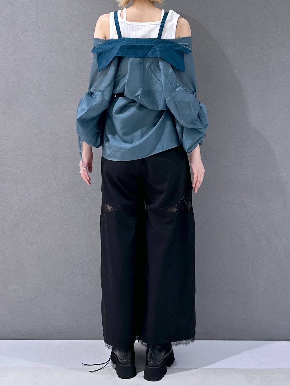 ブラック系のサンダル、ホワイト系のタンクトップ、ブラック系のその他パンツを着用したレディースの夏コーディネートの3枚目の写真