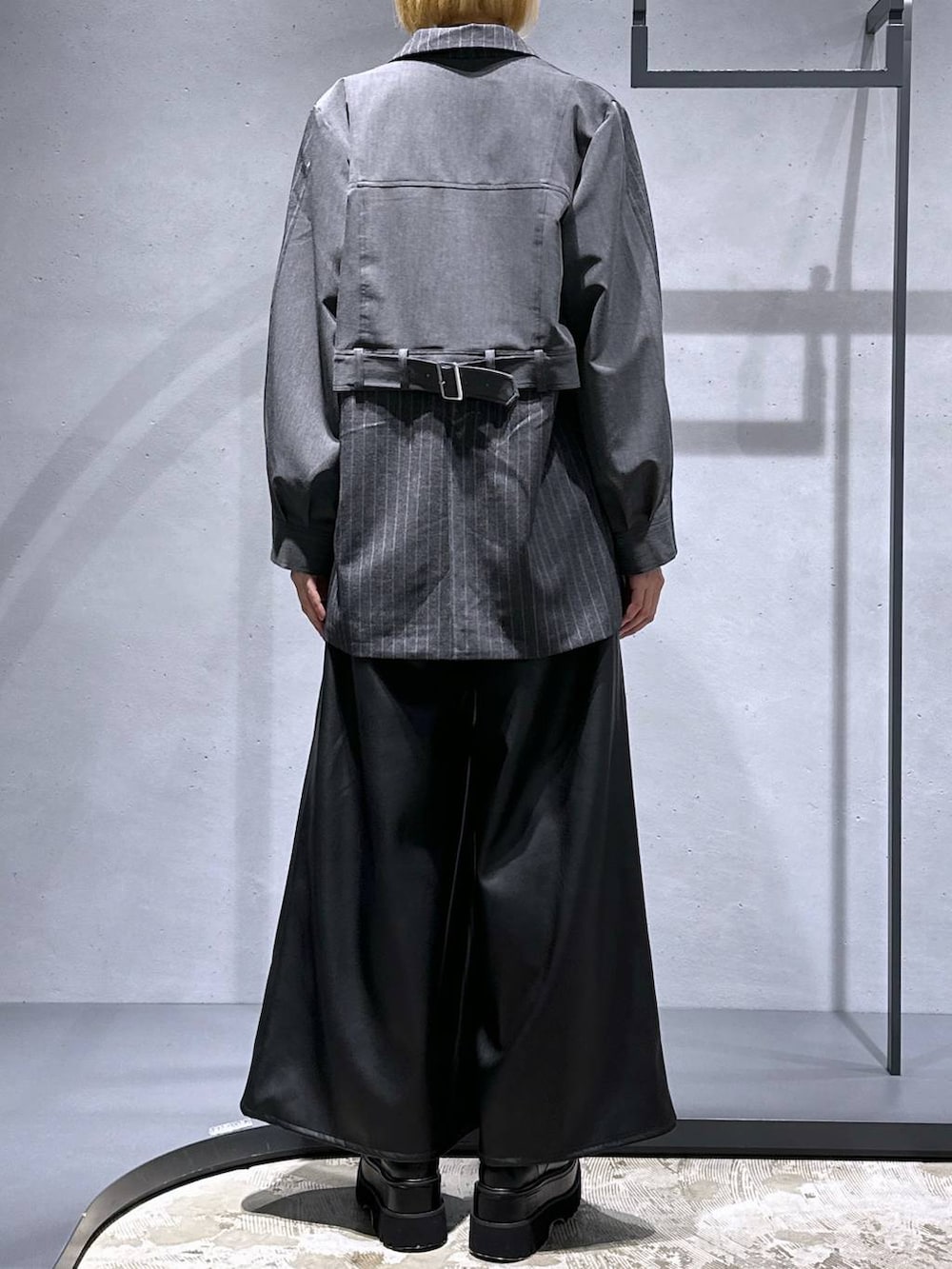 ブラック系のその他パンツ、レッド系のシャツ/ブラウス、ブラック系のドレスシューズを着用したレディースの秋コーディネートの3枚目の写真