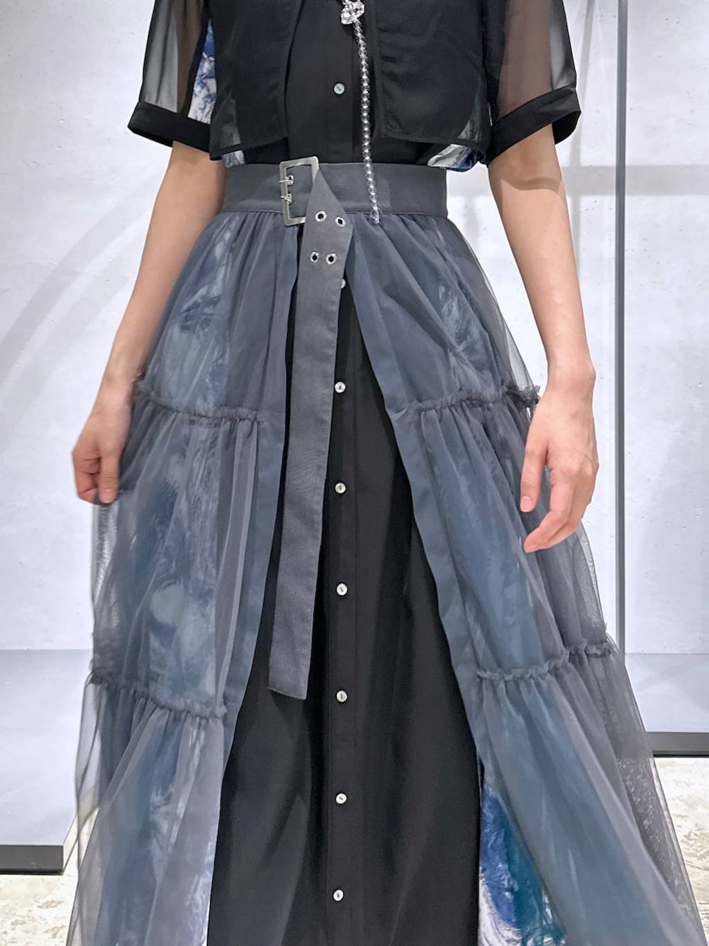 ブルー系のその他パンツ、シルバー系のサンダル、ブルー系のワンピースを着用したレディースの夏コーディネートの3枚目の写真