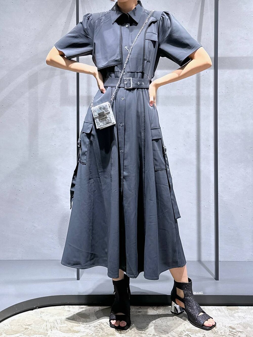 ブラック系のサンダル、シルバー系のショルダーバッグ、グレー系のワンピースを着用したレディースの夏コーディネートの5枚目の写真