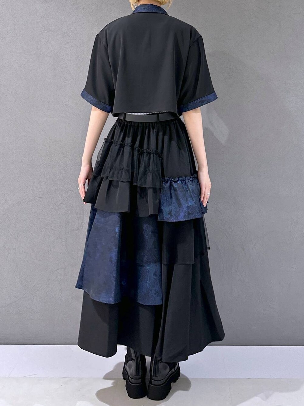 ブラック系のサンダル、グレー系のタンクトップ、パープル系のシャツ/ブラウスを着用したレディースの春コーディネートの3枚目の写真