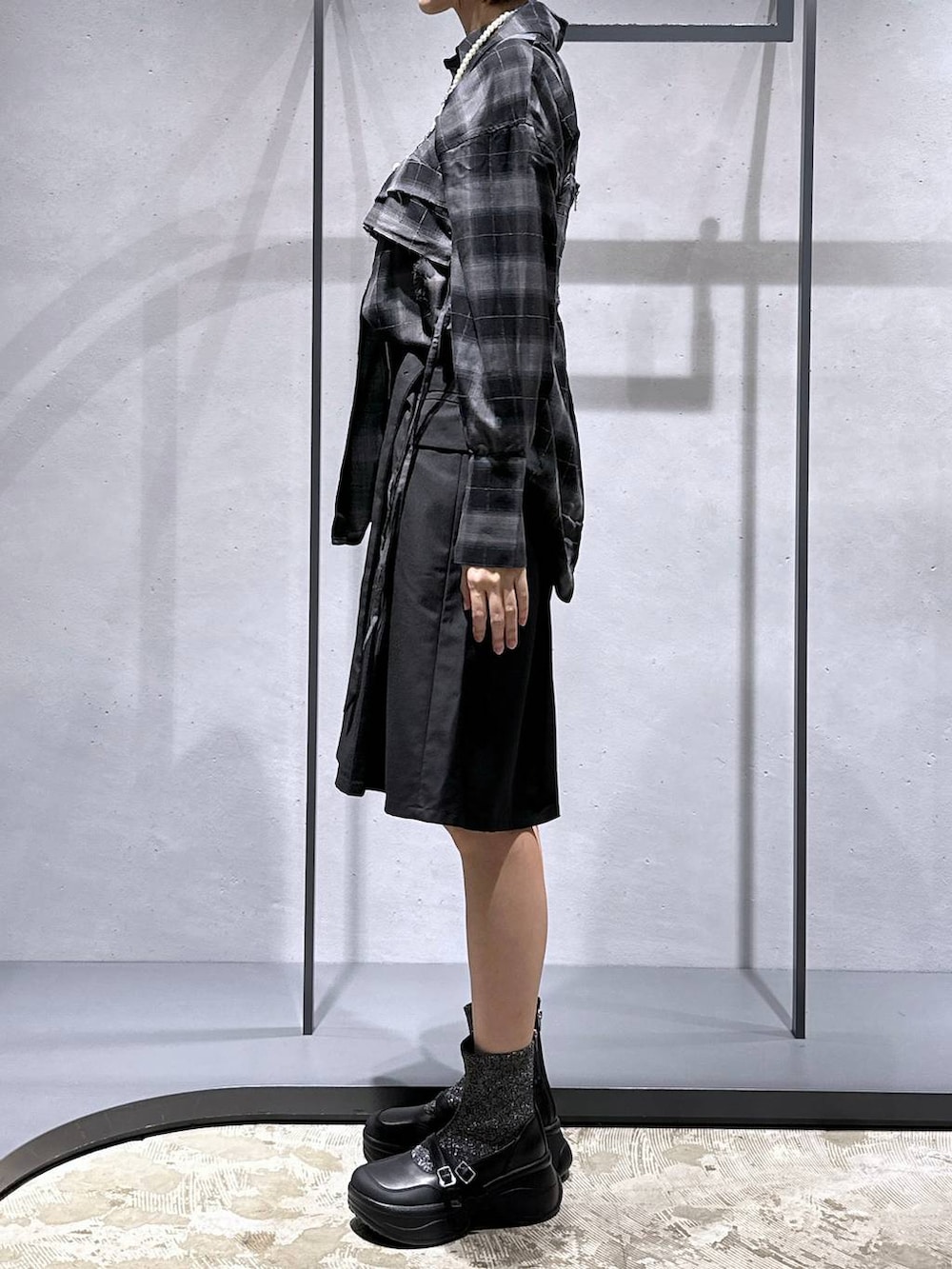 シルバー系のブーツ、ブラック系のその他パンツ、その他のシャツ/ブラウスを着用したレディースの秋コーディネートの2枚目の写真