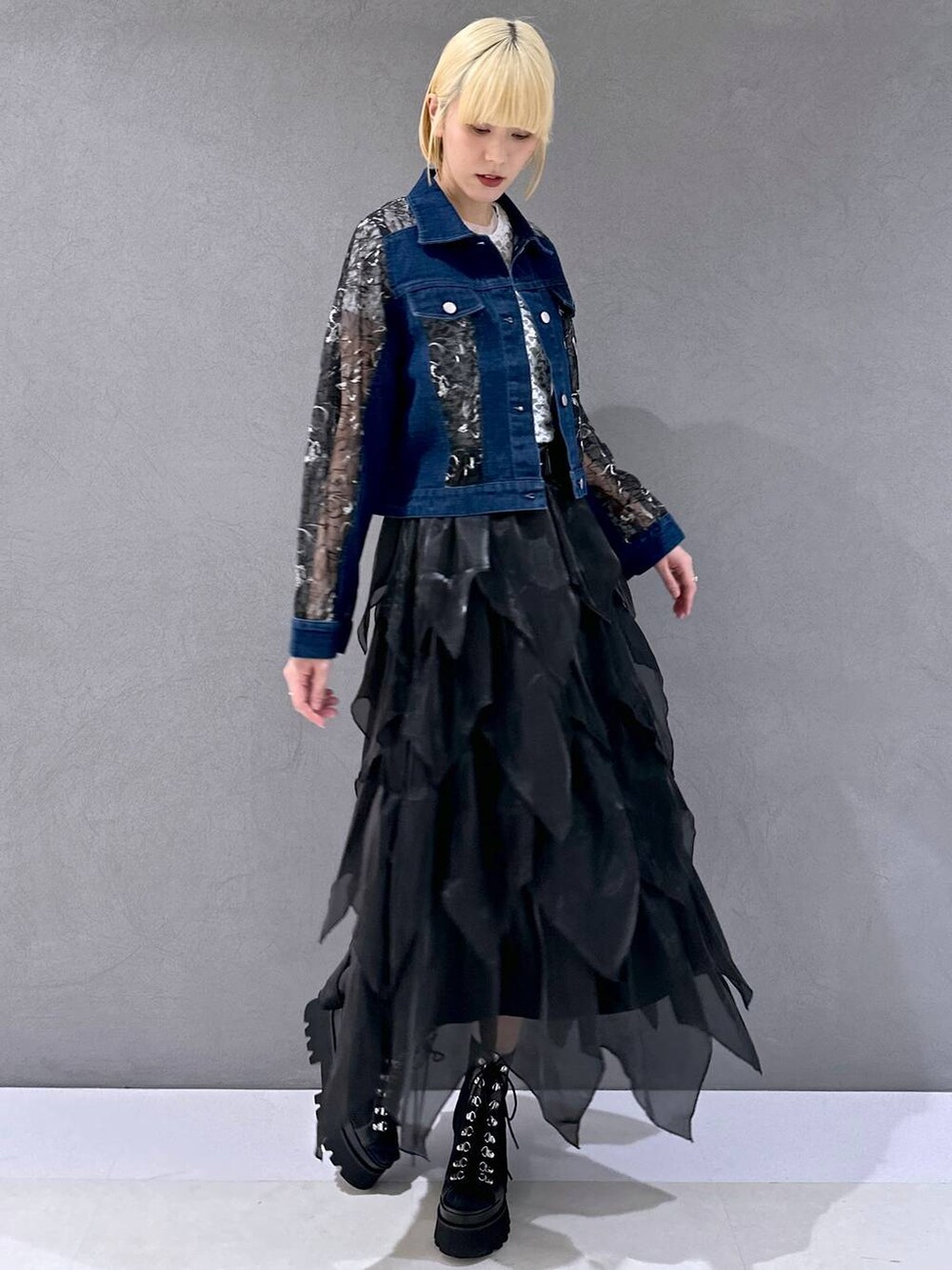 ブラック系のサンダル、ホワイト系のTシャツ/カットソー、ブラック系のスカートを着用したレディースの春コーディネートの8枚目の写真