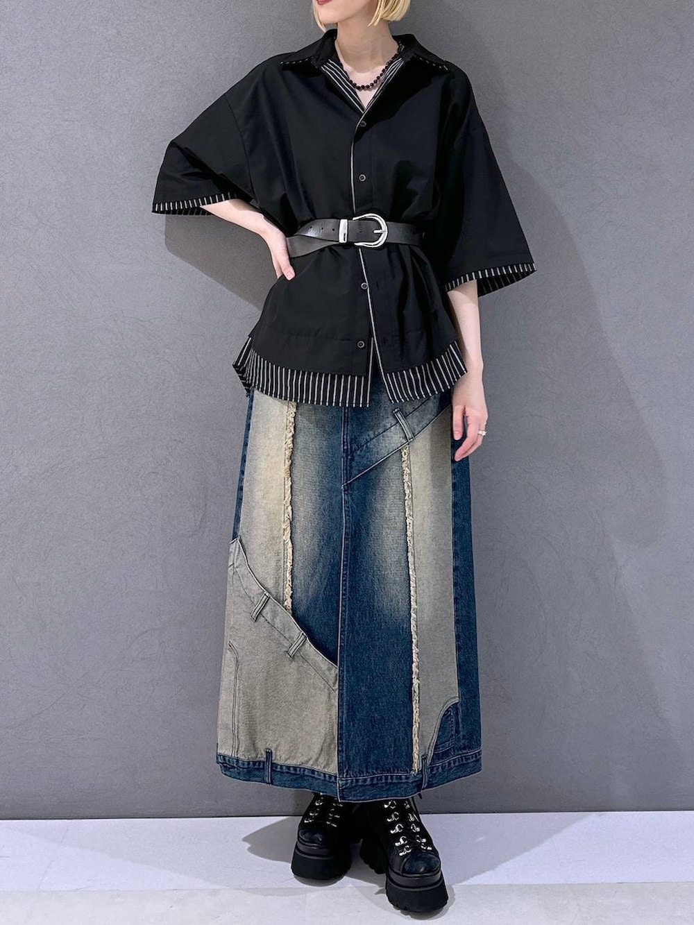 ブラック系のサンダル、ブルー系のデニムスカート、ブラック系のシャツ/ブラウスを着用したレディースの春コーディネートの4枚目の写真