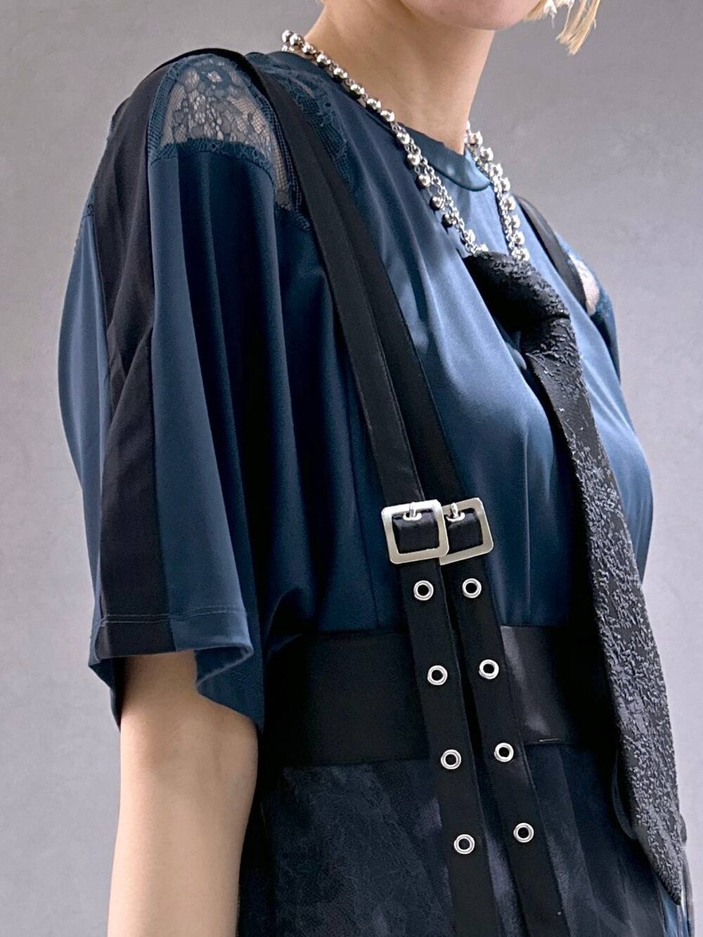 ブラック系のネクタイ、ブラック系のサンダル、グレー系のスカートを着用したレディースの春コーディネートの5枚目の写真