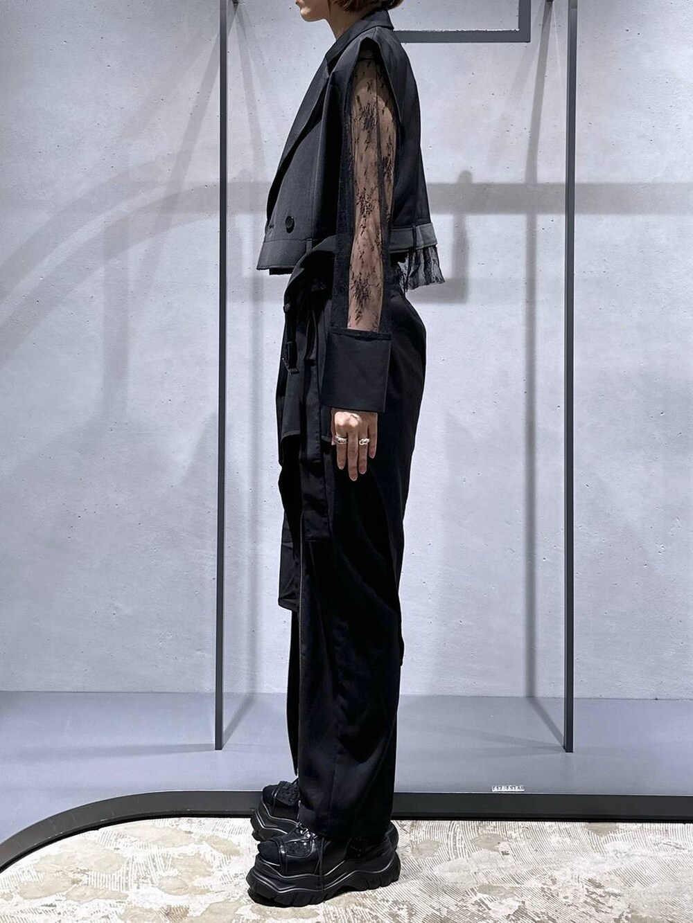 ブラック系のサンダル、ブラック系のタンクトップ、ブラック系のその他パンツを着用したレディースの夏コーディネートの2枚目の写真