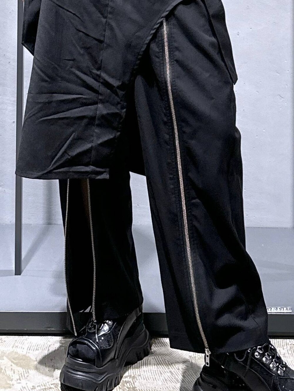 ブラック系のサンダル、ブラック系のタンクトップ、ブラック系のその他パンツを着用したレディースの夏コーディネートの7枚目の写真