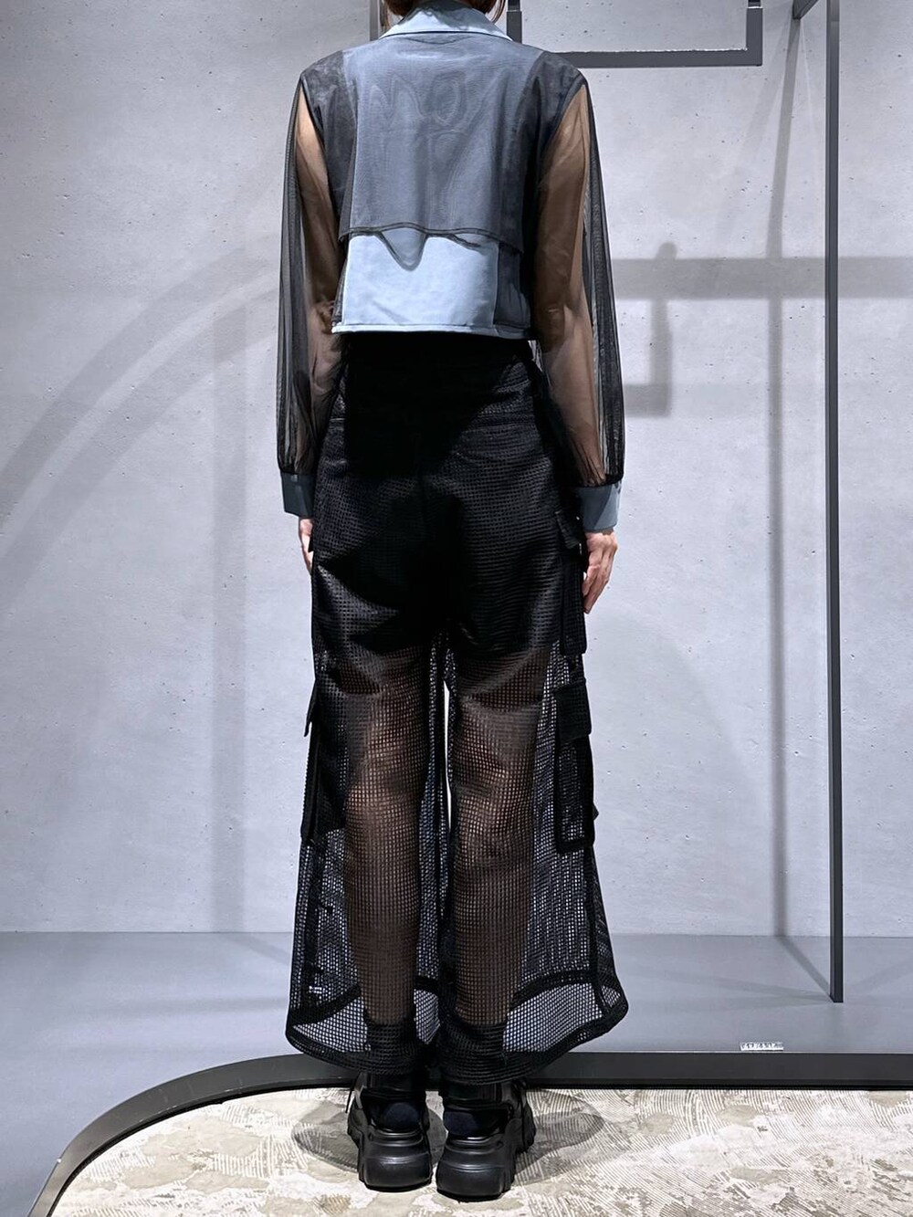 ブラック系のタンクトップ、ブラック系のサンダル、ブラック系のカーゴパンツを着用したレディースの夏コーディネートの3枚目の写真