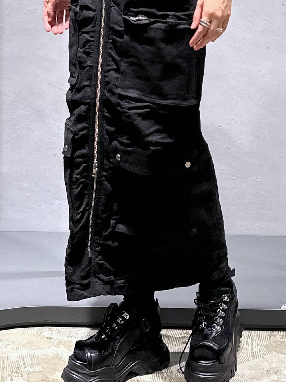 ブラック系のサンダル、ブラック系のタンクトップ、ホワイト系のTシャツ/カットソーを着用したレディースの夏コーディネートの7枚目の写真