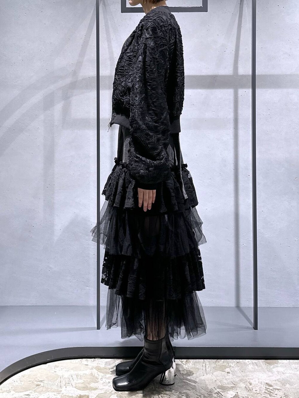 ブラック系のブーツ、ブルー系のTシャツ/カットソー、ブラック系のブルゾンを着用したレディースの秋コーディネートの2枚目の写真