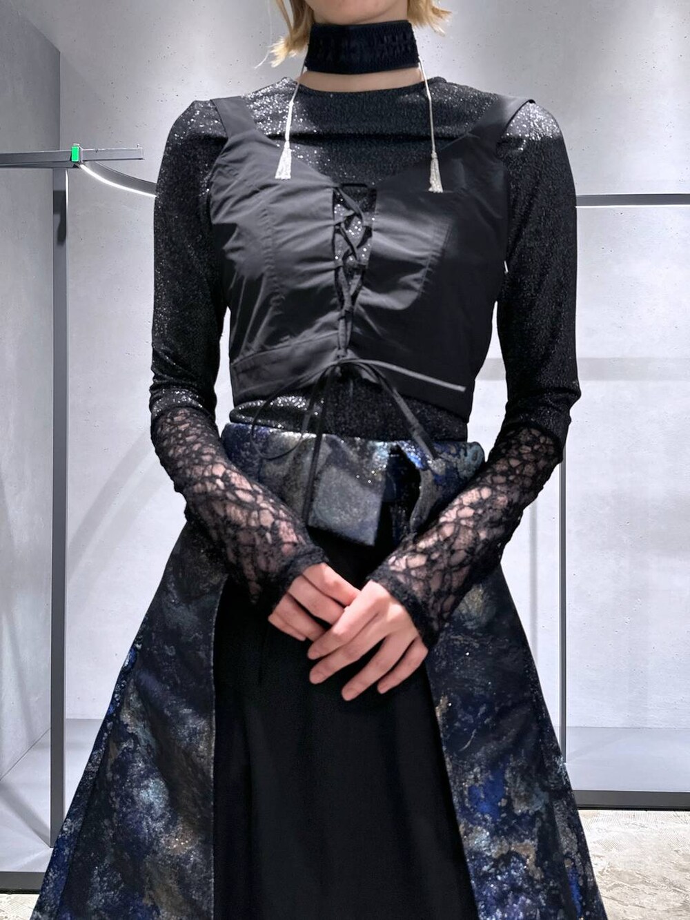 ブラック系のスニーカー、ブラック系のその他トップス、ブラック系のTシャツ/カットソーを着用したレディースの冬コーディネートの5枚目の写真